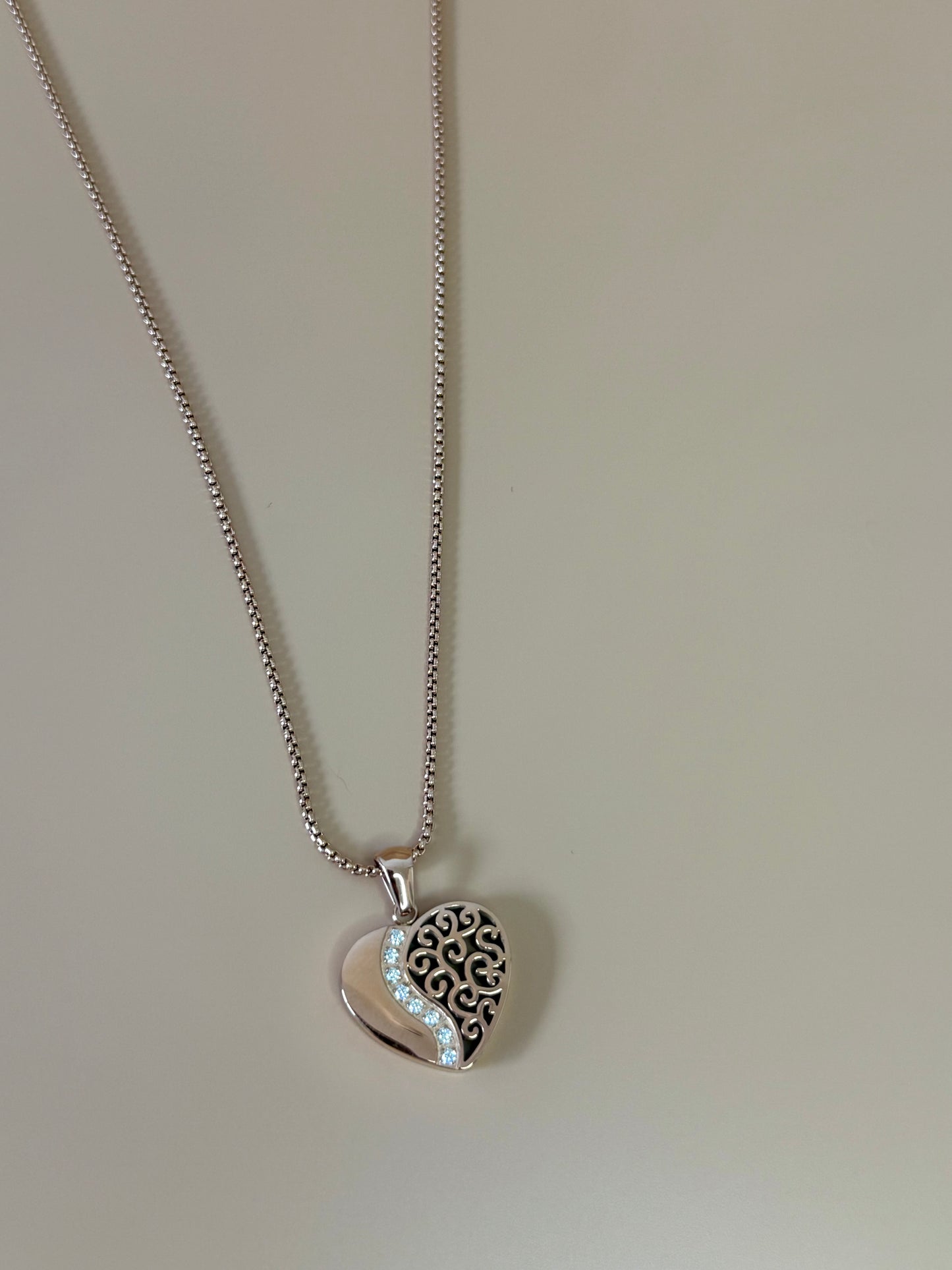 Heart Filigree Pendant Necklace – Silver & Rose Gold Elegance