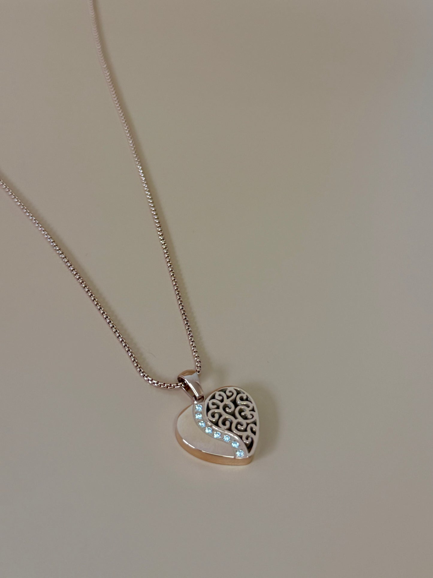 Heart Filigree Pendant Necklace – Silver & Rose Gold Elegance