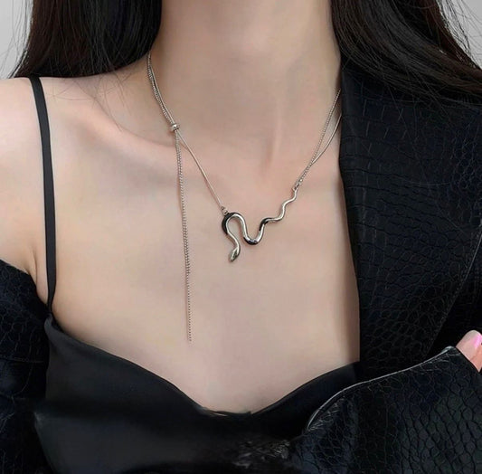 Glimiora Serpent Silver Necklace – Bold & Edgy Elegance